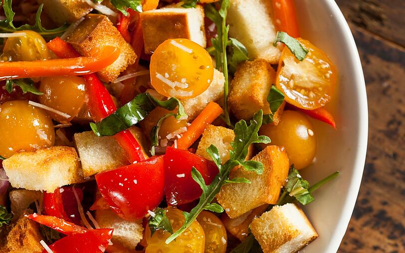 Aber auch ohne K&auml;se k&ouml;nnen Sie altes Brot in einen leckeren Salat verwandeln. Geben Sie zu den Brotw&uuml;rfeln einfach Tomaten, eine halbe Gurke oder Karottenstreifen dazu. Noch schmackhafter wird der Salat mit ein bisschen Zwiebel und einer Knoblauchzehe.