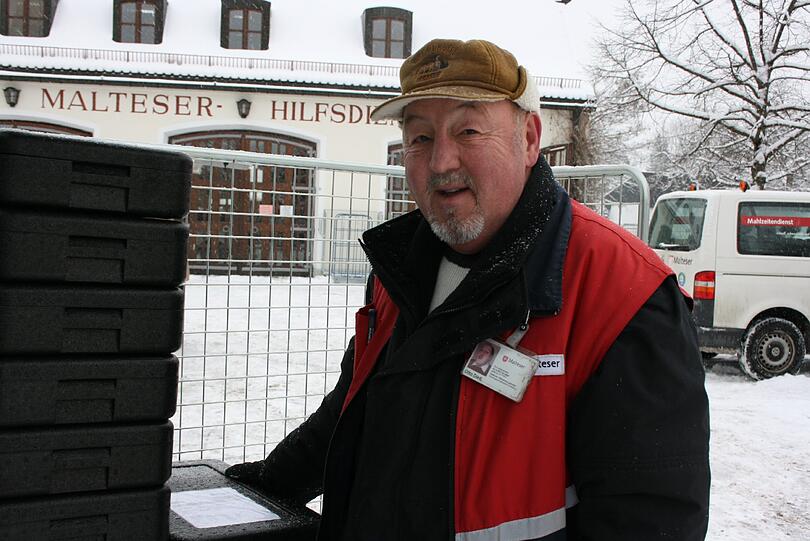 Otto Dietl (56) fährt seit über sieben Jahren Essen für hilfsbedürftige Rentner im Auftrag des Malteser-Dienstes aus.