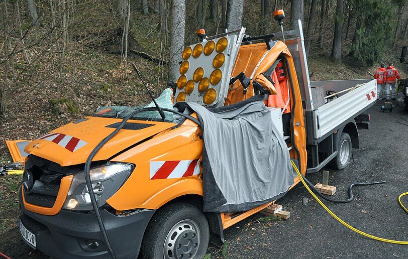 In Montabaur in Rheinland-Pfalz starben zwei Straßenarbeiter, weil ein Baum auf ihr Auto knallte.