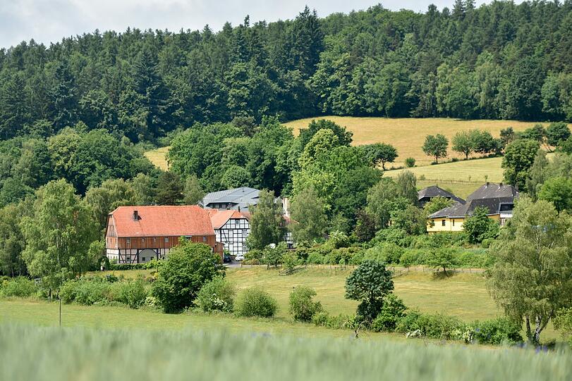 Der Sohn von Schrauben-Milliardär Reinhold Würth ist in Osthessen entführt worden, nach kurzer Zeit aber wieder freigekommen. Die Polizei sicherte den Familiensitz "Hofgut Sassen" in Schlitz.