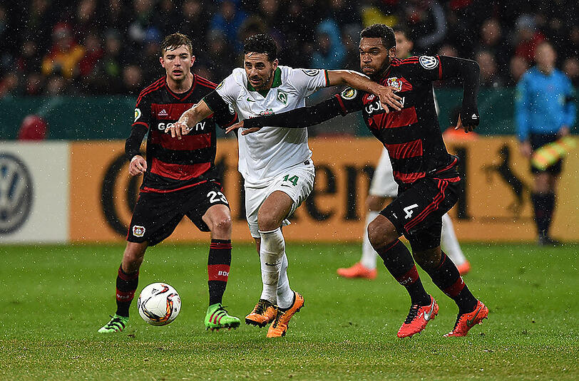 Leverkusens Christoph Kramer (links) und Jonathan Tah versuchen mit vereinten Kräften, den Bremer Claudio Pizarro zu bremsen.