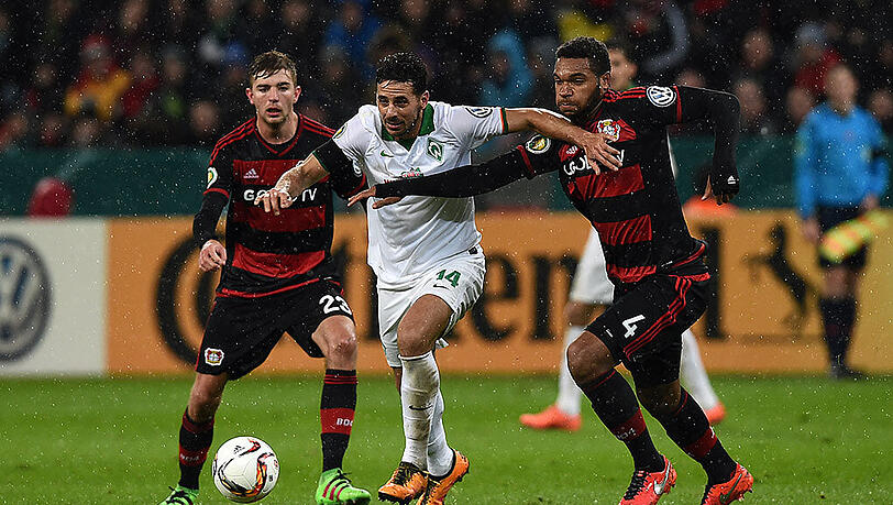 Leverkusens Christoph Kramer (links) und Jonathan Tah versuchen mit vereinten Kräften, den Bremer Claudio Pizarro zu bremsen. Leverkusens Christoph Kramer (links) und Jonathan Tah versuchen mit vereinten Kräften, den Bremer Claudio Pizarro zu bremsen.