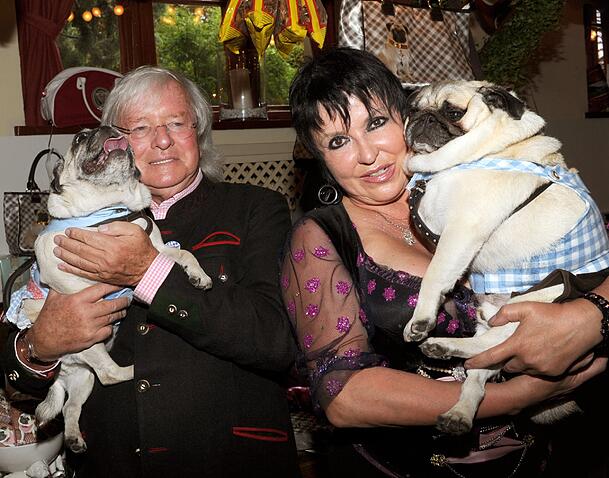 Über 26 Jahre sind sie ein glückliches Paar gewesen: Feinkost-König Gerd Käfer und seine Frau, PR-Expertin Uschi Ackermann, mit den zwei Möpsen Sir Henry (r.) und Pusinka.