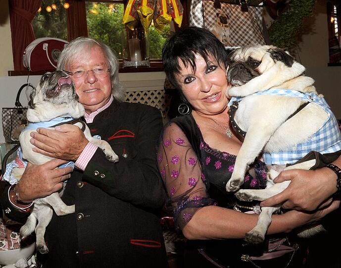 Über 26 Jahre sind sie ein glückliches Paar gewesen: Feinkost-König Gerd Käfer und seine Frau, PR-Expertin Uschi Ackermann, mit den zwei Möpsen Sir Henry (r.) und Pusinka.