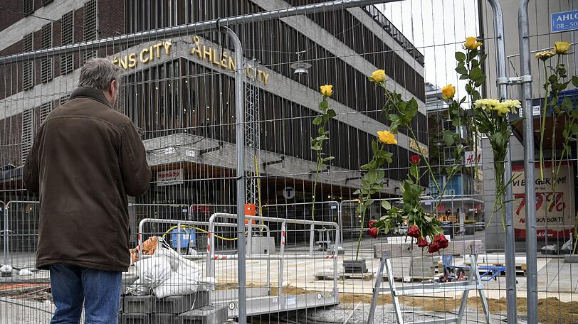 Der Blick auf das Einkaufszentrum "AAhléns City" am Tag nach dem Anschlag in Stockholm.