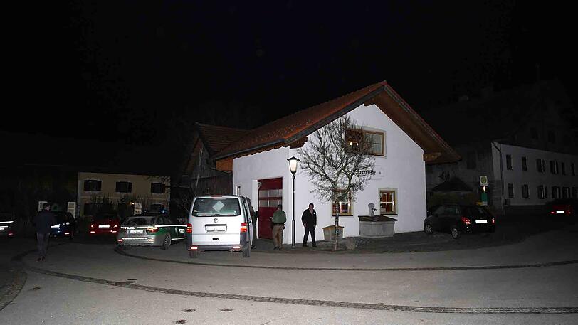 Bilder vom Sonntagabend: Siegfried Rauch sackt am Sonntag in seinem Wohnort Obersöchering südlich von München zusammen und fällt anschließend eine Treppe hinab. Der Sturz war nicht todesursächlich. Die Obduktion des Leichnams ergab: Herzversagen.