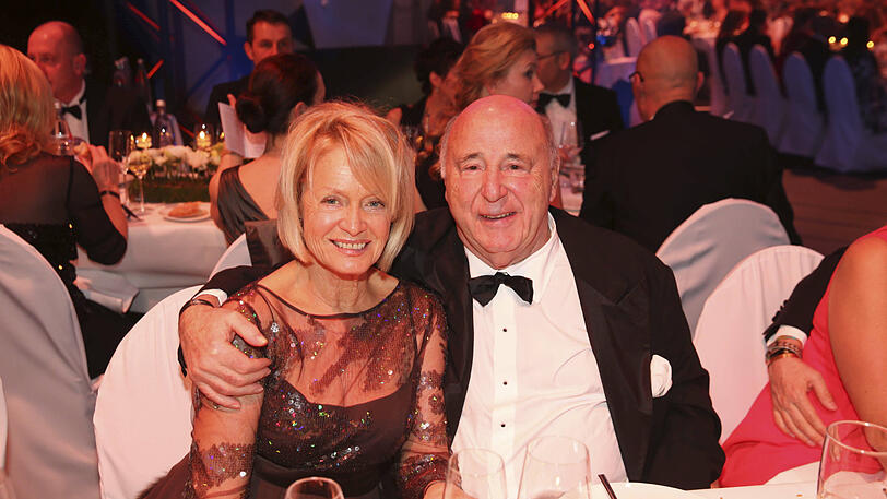 Unter Beschuss: die Wiesn-Wirte Roland und Doris Kuffler beim
"Ball des Sports" im Jahr 2015 in Wiesbaden.