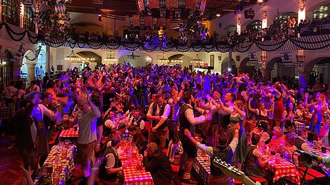 Tanzen: ja, Handschlag: nein. Die Stimmung kocht zur Starkbierzeit.