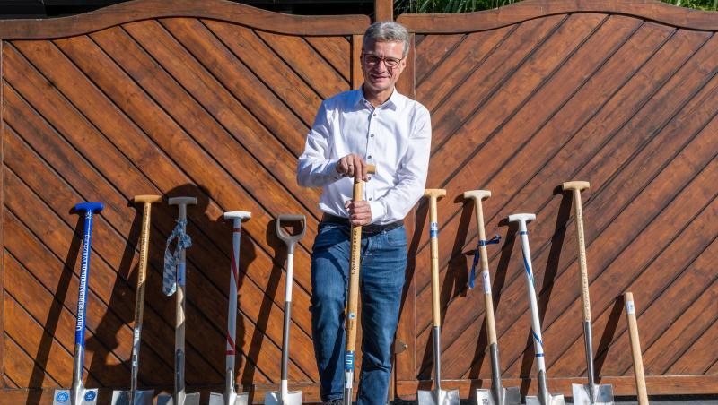 Bernd Sibler (CSU), bayerischer Wissenschaftsminister, steht zwischen verschiedenen Spaten.