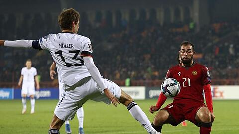 Thomas Müller (l) lief zum 110. Mal in einem Länderspiel auf.