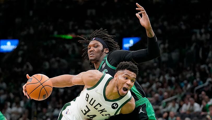 Bucks-Superstar Giannis Antetokounmpo (l) steuerte beim Sieg in Boston ein Triple-Double bei.