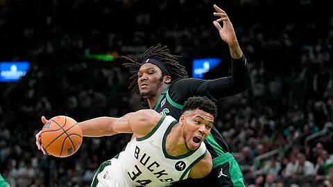 Bucks-Superstar Giannis Antetokounmpo (l) steuerte beim Sieg in Boston ein Triple-Double bei.