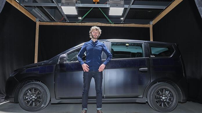 Der Münchner Jona Christians ist einer der Gründer von Sono Motors. Er steht vor dem Sono Sion, einem von ihm und Laurin Hahn erfundenen E-Auto, das an Türen, Motorhaube und Dach Solarpaneele hat, die Strom für wöchentliche 120 Kilometer erzeugen können.