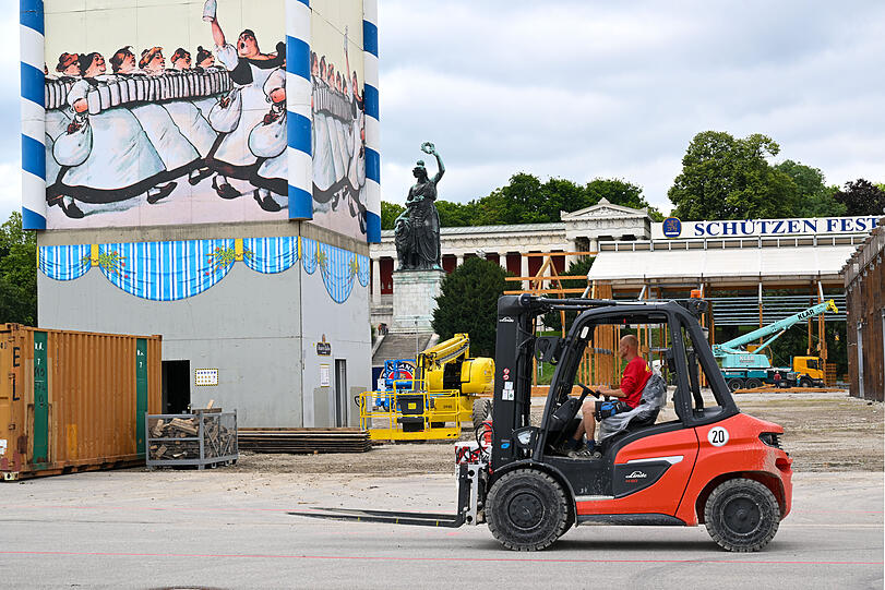 Über der Baustelle thront die Bavaria