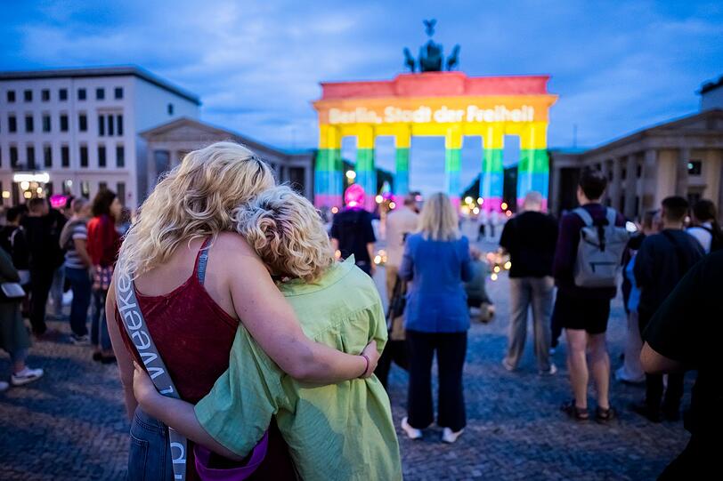 Das Brandenburger Tor wurde nach dem Anschlag in Regenbogenfarben angestrahlt. Das Brandenburger Tor wurde nach dem Anschlag in Regenbogenfarben angestrahlt.