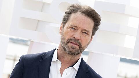 Jason Priestley w&auml;re 2002 beinahe nach einem Rennunfall gestorben.