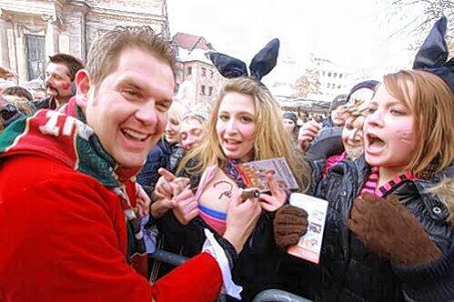 Party-Star Peter Wackel verteilte fleißig Autogramme auf nackter Haut.