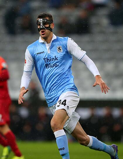 Fejsal Mulic &ndash; keine Note.

Kam mit Maske Sekunden vor dem Abpfiff für Okotie.