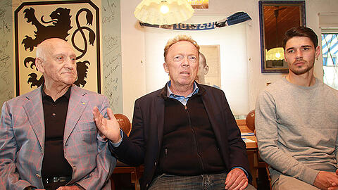 Peter Grosser (l.), der Kapitän der Löwen-Meistermannschaft von 1966, der aktuelle TSV-Präsident Peter Cassalette (m.) und der aktuelle Kapitän Christopher Schindler.