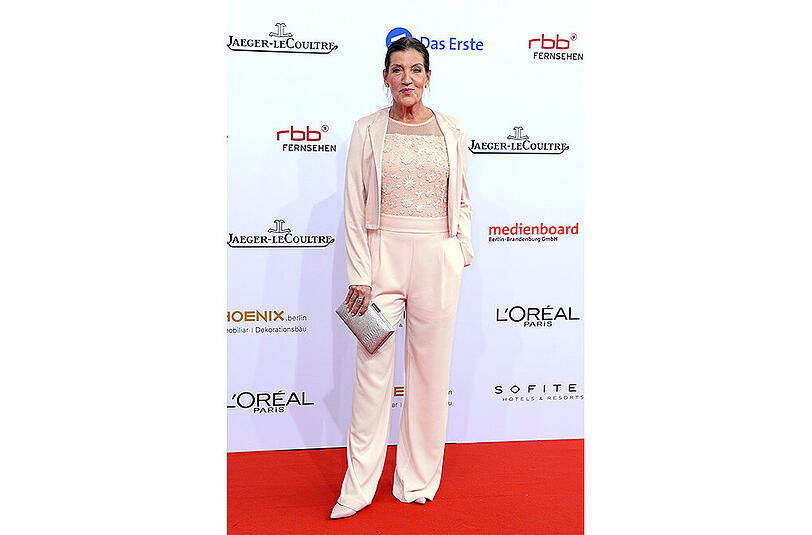 Schauspielerin Katy Karrenbauer auf dem roten Teppich bei der Verleihung des Deutschen Filmpreises, der Lola 2016, in Berlin.