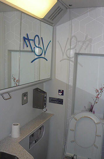 Auch die Toilette blieb nicht von den TSV-Graffitis verschont.