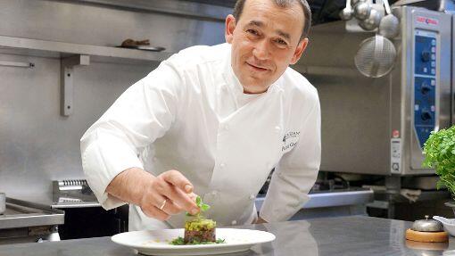 Patrick Geay macht seinen Thunfischtartar mit Avocado.