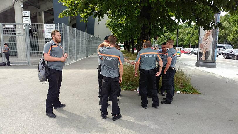 Security-Mitarbeiter vor dem Stadion.
