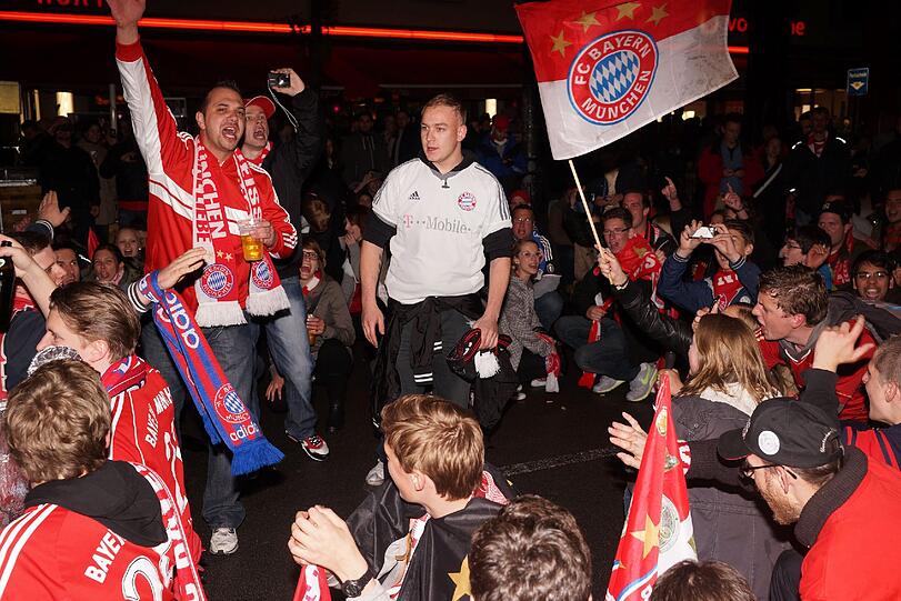 Auf der Leopoldstraße in München feiern Fans des FC Bayern München den Sieg im DFB-Pokal gegen den VfB Stuttgart.