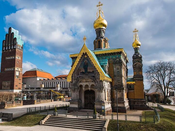 Die russische Kapelle (r-l), das Ausstellungsgebäude und der Hochzeitsturm auf der Mathildenhöhe in Darmstadt. - Der Analyse zufolge ist die südhessische Stadt am besten für die Zukunft gerüstet.
