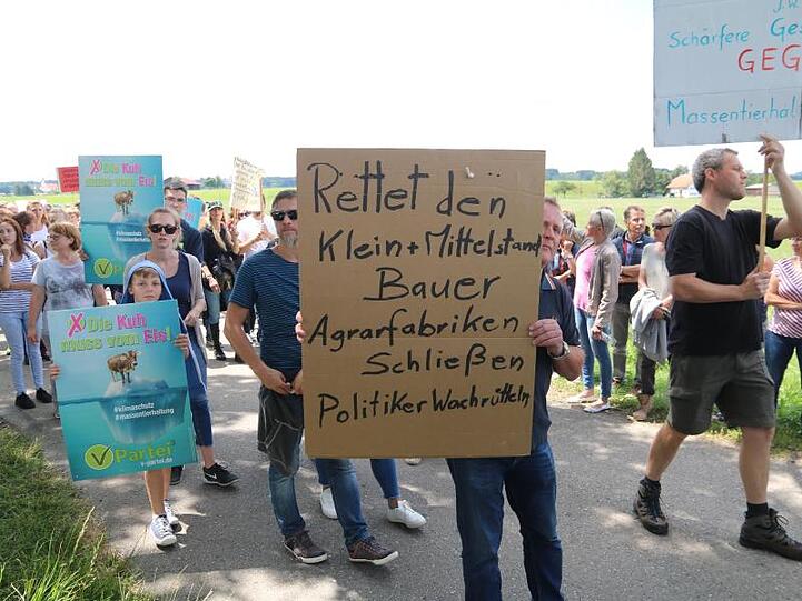 Gegen mutmaßliche Tierquälerei in einem Milchviehbetrieb demonstrieren mehrere hundert Tierschützer. Foto: Benjamin Liss/Archivbild
