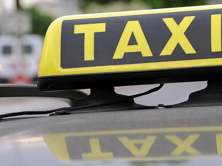 Im Landkreis Deggendorf müssen die Menschen ab Dezember mehr für ihre Taxifahrten bezahlen. (Symbolbild)