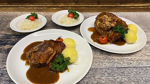Die Schweinshaxe mit Knödeln und Krautsalat für zwei Personen kostet 37 Euro.