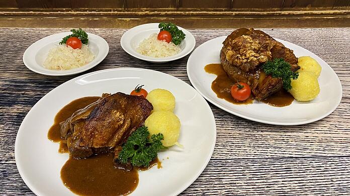 Die Schweinshaxe mit Knödeln und Krautsalat für zwei Personen kostet 37 Euro.