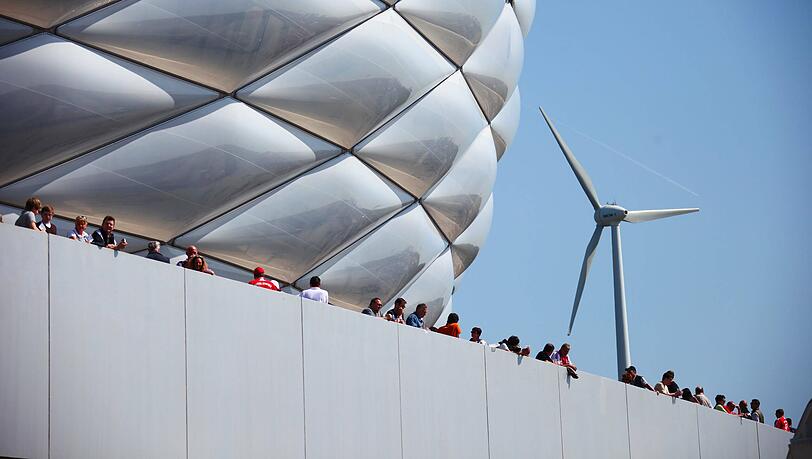 Das Windrad ist nicht weit vom Stadion entfernt. (Archivbild) Das Windrad ist nicht weit vom Stadion entfernt. (Archivbild)