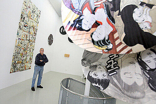 Hubertus Hess zwischen seinen Installationen in der Kreis-Galerie.