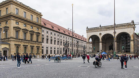 Viel versiegelte Fläche, kein Grün - am Odeonsplatz wirds besonders heißt.