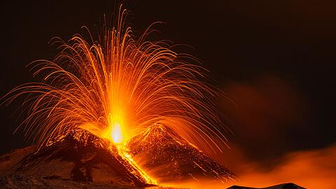 Der &Auml;tna bricht teils mehrmals im Jahr aus und wird von Fachleuten st&auml;ndig &uuml;berwacht. (Archivbild)