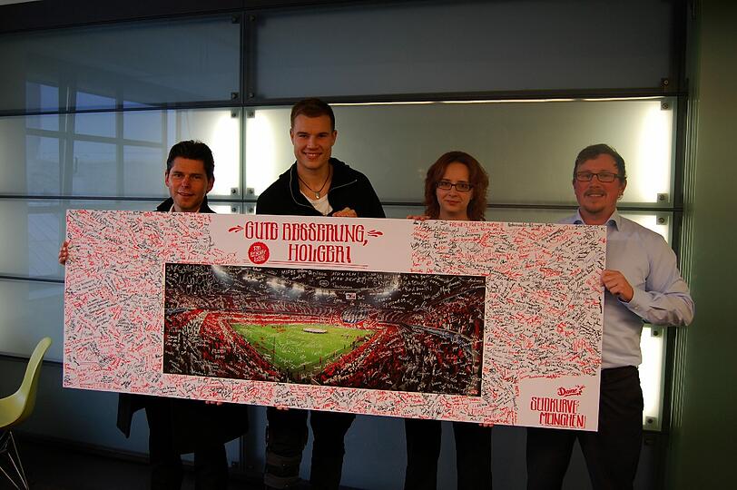 Die Vertreter des Club Nr. 12 bei der Übergabe der Genesungskarte an Holger Badstuber.