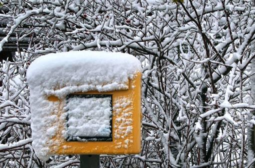 Mit Schnee bedeckt ist dieser Briefkasten in Wildberg (Bayern).