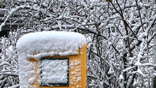 Mit Schnee bedeckt ist dieser Briefkasten in Wildberg (Bayern). Mit Schnee bedeckt ist dieser Briefkasten in Wildberg (Bayern).