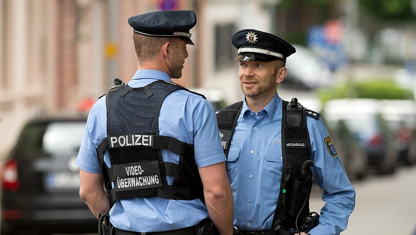 Zwei Polizeibeamten mit mobilen Videokameras. Zwei Polizeibeamten mit mobilen Videokameras.