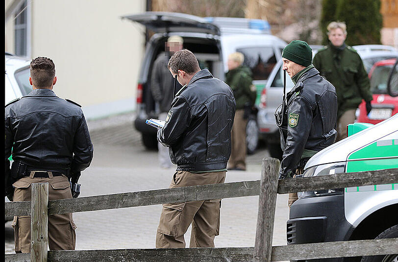 Bilder vom großen SEK-Einsatz in Chieming. Ein 54-jähriger Mann verschanzte sich schwer bewaffnet in seiner Wohnung.
