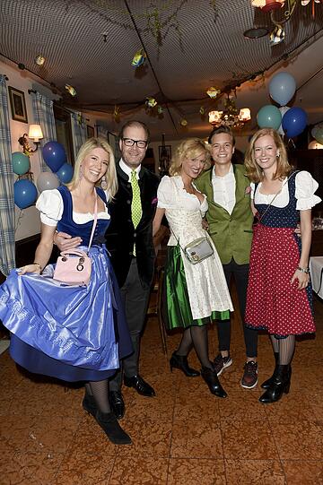 Auch Stammgäste beim traditionellen Fischessen sind Familie Dietl (kleines Foto): Inge und Max Dietl und die Töchter Vanessa und Alisa sowie Sohn Maximilian.