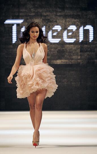 Irina Shayk macht auch auf dem Laufsteg eine sexy Figur. Hier präsentiert sie Mode des türkischen Labels  Damat&Tween.