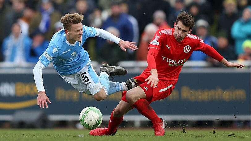1860-Spieler Benjamin Kindsvater (links) im Duell mit dem Rosenheimer Philipp Maier.