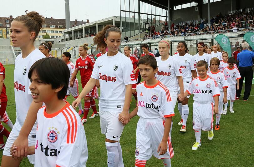 Erste Partie im renovierten Stadion: das Frauen-Bundesligaspiel FC Bayern gegen SC Freiburg.