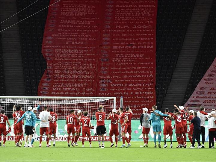 Der FC Bayern München feierte vor der leeren Kurve im Berliner Olympiastadion.