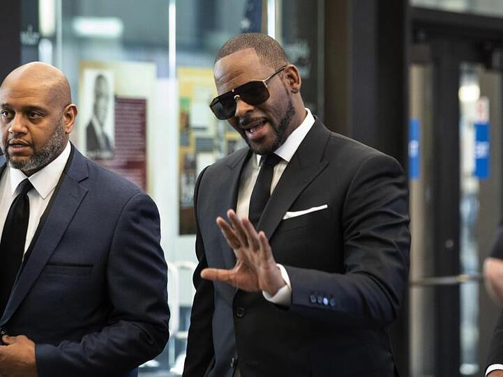 R. Kelly auf dem Weg zu einer Anhörung in Chicago.