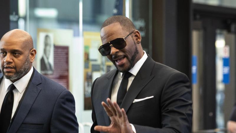 R. Kelly auf dem Weg zu einer Anhörung in Chicago. R. Kelly auf dem Weg zu einer Anhörung in Chicago.