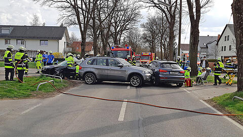 Beim Unfall in der Feldmochinger Straße kollidierten drei Fahrzeuge miteinander.